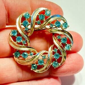 Lisner brooch vintage hallmarked silvertone wreath & blue rhinestones circle pin